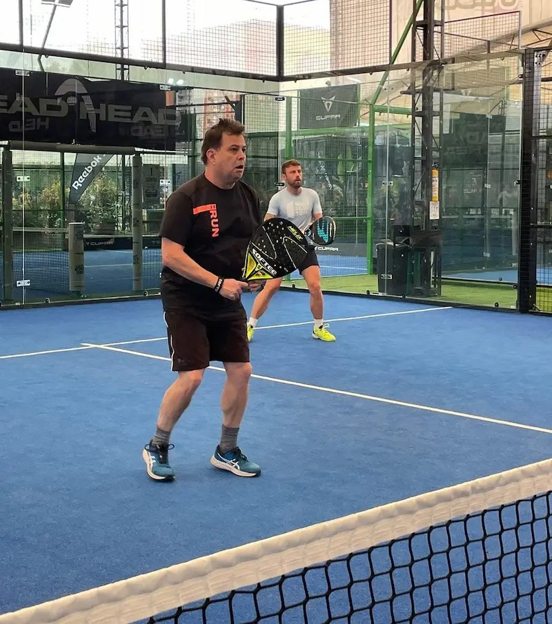 Fernando Bastán jugando pádel en cancha
